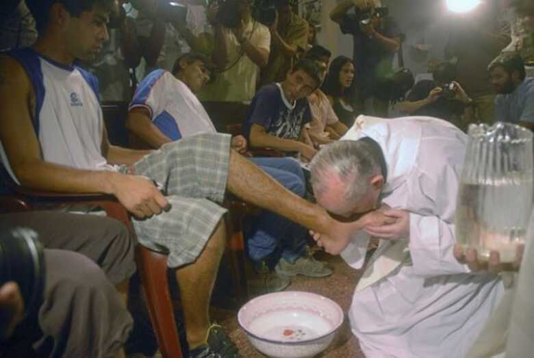 Cinco anos antes de se tornar o Papa Francisco, o cardeal Jorge Mario Bergoglio beija os pés de usuários de drogas durante missa de lava-pés em Buenos Aires.