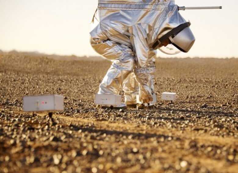 Cientista monta instrumentos no Deserto do Saara, durante simulação.