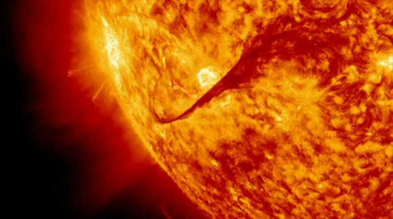 Imagens da Nasa captam forte explosão solar.