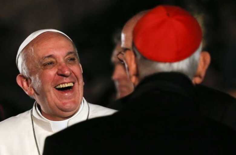 O Papa Francisco ri ao chegar nesta sexta-feira (29) ao Coliseu, em Roma, para liderar a Via Sacra, primeira de seu pontificado.