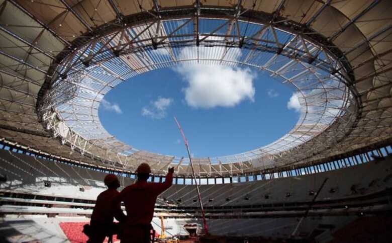 Funcionários trabalham nas obras do estádio.