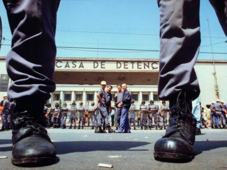 Fachada da Casa de Detenção de São Paulo dois dias após o massacre: familiares e imprensa demoraram a saber o número real de mortos.