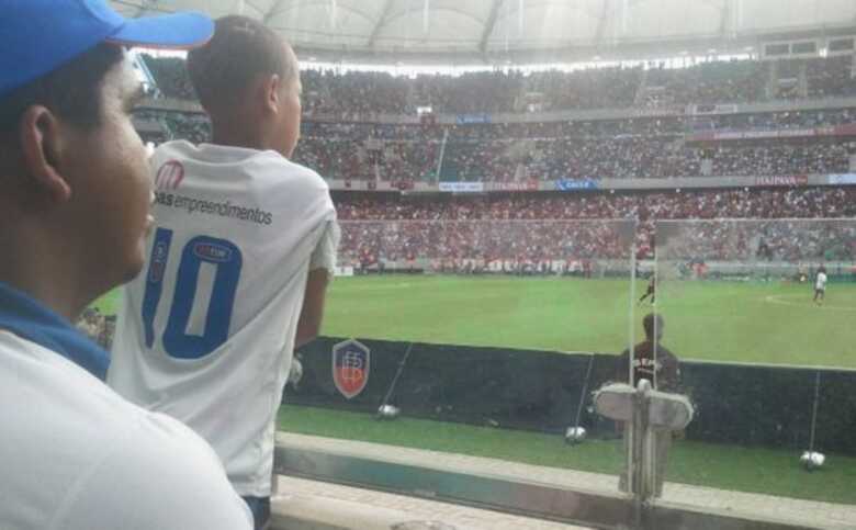 Em nenhum dos assentos do primeiro lance de arquibancada era possível ver a linha lateral do campo na Arena Fonte Nova, durante o jogo Bahia x Vitória.