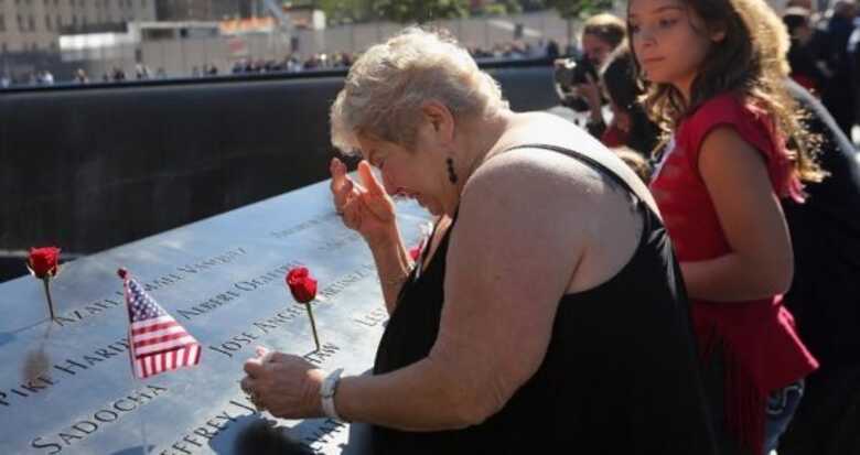 Familiar de vítima dos ataques de 11 de setembro de 2001 se emociona em memorial, no World Trade Center, em Nova York (EUA).