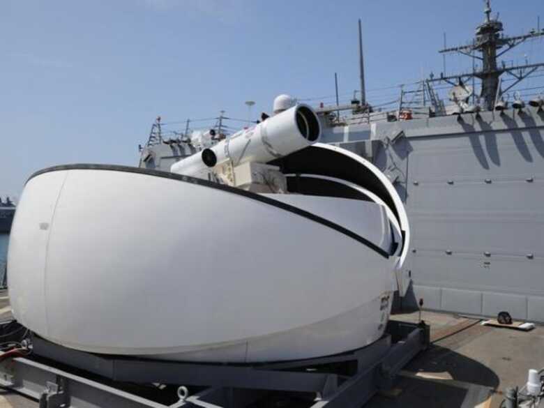 Imagem de julho de 2012 mostra o sistema de defesa Laser Weapon System (LaWS) temporariamente instalado no navio USS Dewey.