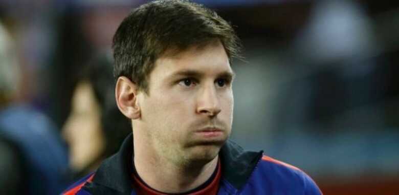 Recuperando-se de problema físico, Messi ficou no banco de reservas contra o PSG.