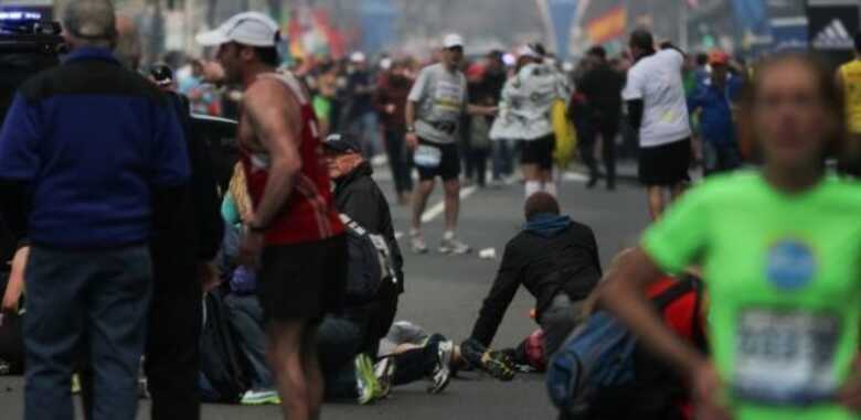Vítimas são atendidas após explosão na linha de chegada da Maratona de Boston.
