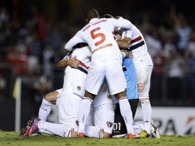Jogadores do São Paulo festejam gol de Rogério Ceni, que abriu o placar da vitória sobre o Atlético-MG que resultou na classificação às oitavas de final da Copa Libertadores.