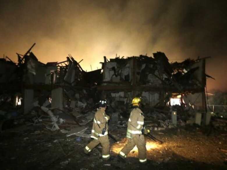 Bombeiros averiguam a situação em área próxima à planta da Fertilizadora West, destruída pelo fogo no Texas.