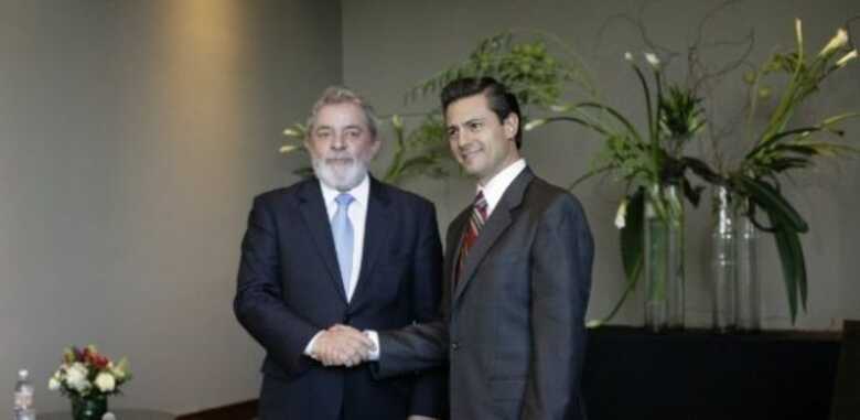 Enrique Peña Nieto (à dir.), atual presidente do México, ao lado do ex-presidente Lula. Imagem de 26/10/2011.