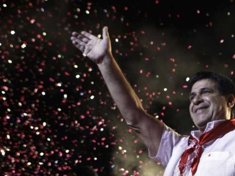 Horacio Cartes, um empresário multimilionário e dirigente esportivo de 56 anos, novato na política, reconquistou neste domingo a presidência do Paraguai para o Partido Colorado.