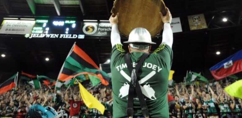 Torcida e mascote fazem festa em partida do Portland Timbers na MLS.