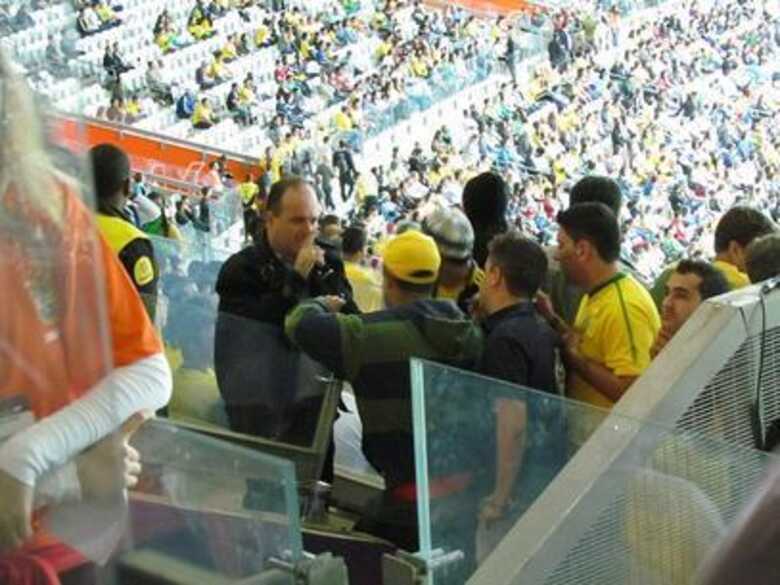 Torcedores se aglomeraram nas escadarias por chegarem em cima da hora e não saber lugar onde sentar.