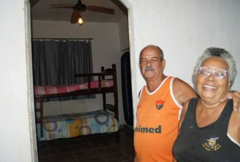 Irani Bloomfield e o marido Edson cobram R$ 100 por pessoa por um quarto da casa.