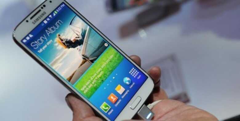 A Samsung apresenta o smartphone Galaxy S4, que é mais fino, mais leve e tem tela maior que o SIII.