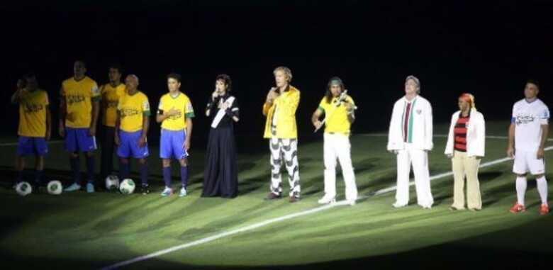 Cantores se apresentaram no Maracanã usando camisas de Flamengo, Vasco, Fluminense e Botafogo.