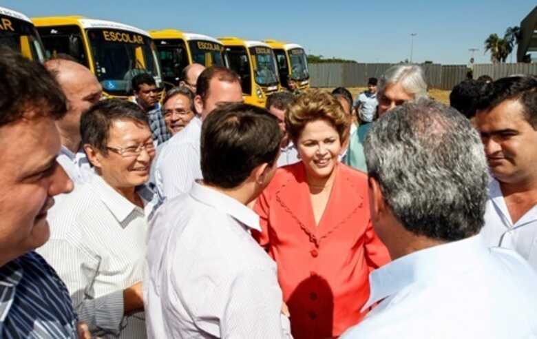 Dilma esteve em Campo Grande para entregar 300 &ocirc;nibus escolares.