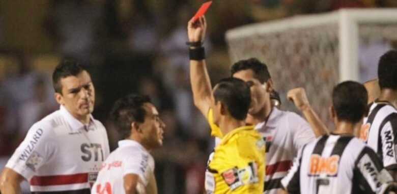 Lúcio foi expulso ainda no primeiro tempo e prejudicou o São Paulo contra o Atlético.
