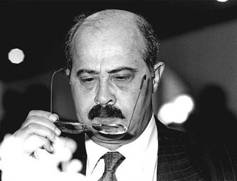 PC Farias, que na foto coloca óculos durante campanha eleitoral.