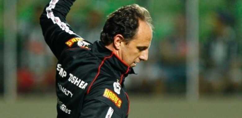 Rogério Ceni levou quatro gols no jogo que eliminou o São Paulo da Libertadores.