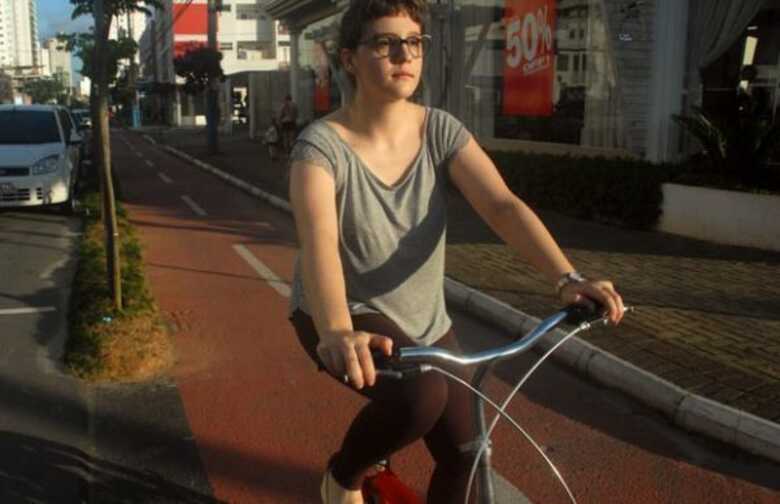 Ciclista, a estudante de arquitetura Charline Carelli decidiu protestar contra limitação de bicicletas em Santa Catarina. Ela fez um protesto pela internet e conseguiu 6 mil assinaturas.