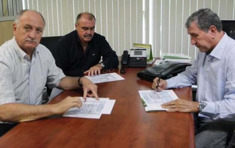 Felipão, o auxiliar Murtosa e o coordenador Parreira fecham a lista na sede da CBF.