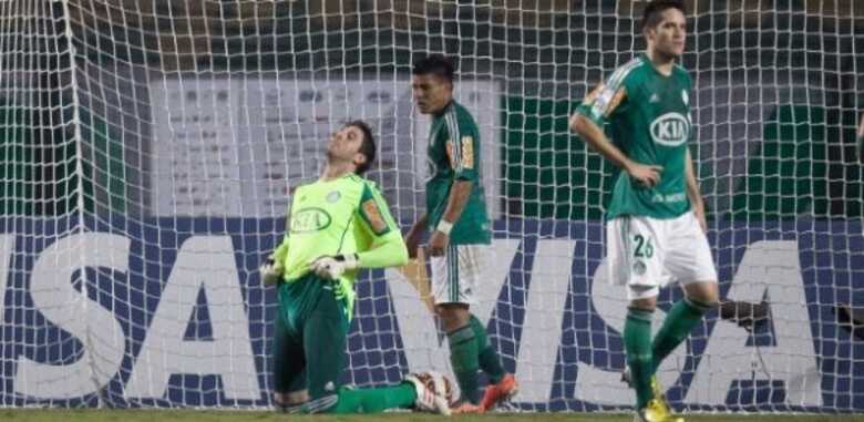 Goleiro Bruno lamenta após levar 'frango' pelo Palmeiras na partida contra o Tijuana.