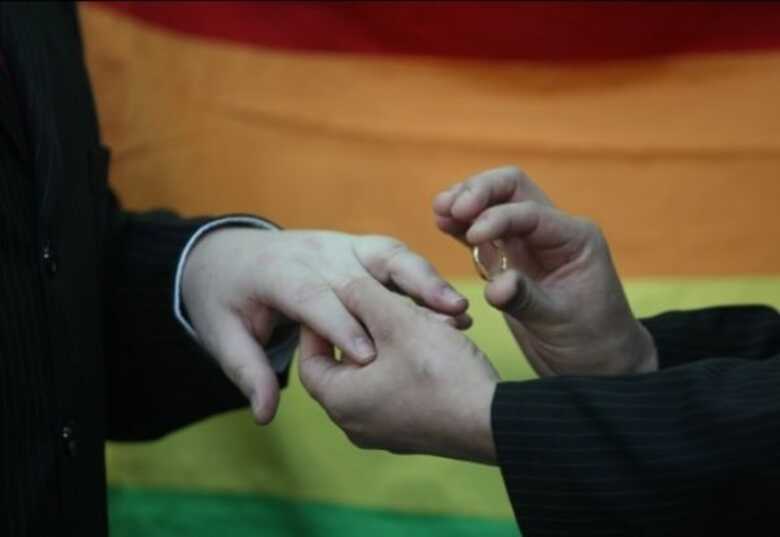 A tradicional troca de alianças entre os noivos.