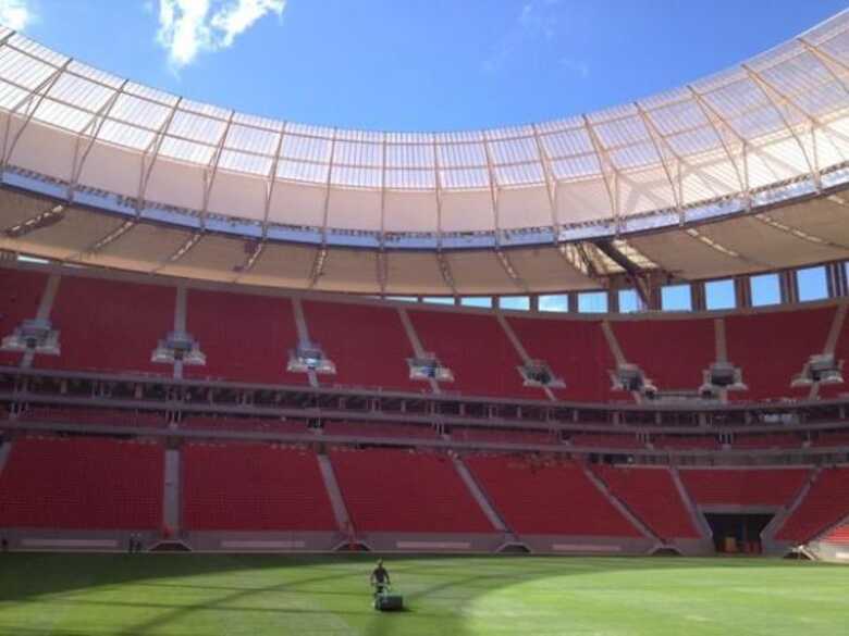 14 de maio de 2013: Estádio Nacional Mané Garrincha, em Brasília, chega à reta final das obras.