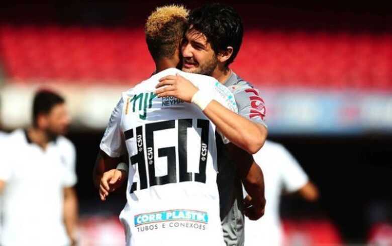 Neymar e Pato se abraçam no jogo da primeira fase: 0 a 0.