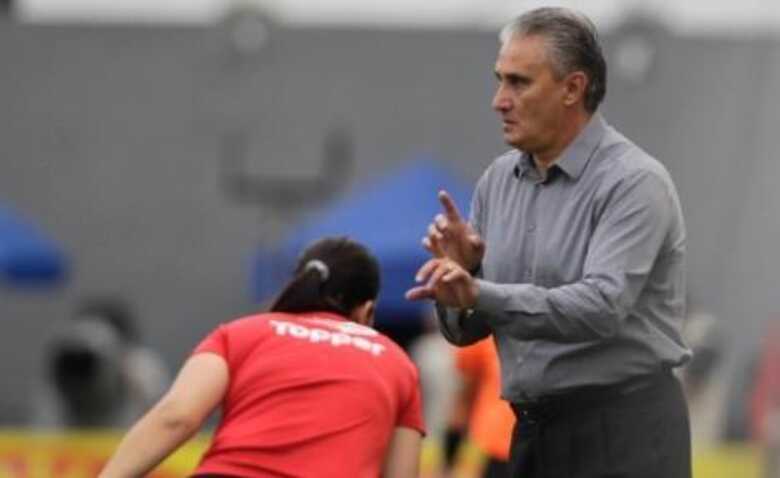 Técnico Tite orienta os jogadores do Corinthians durante a decisão do Campeonato Paulista.