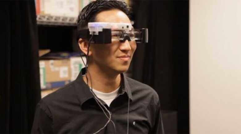 Moverio, sendo usado por usuário na imagem, são os cóculos de realidade aumentada da Epson.
