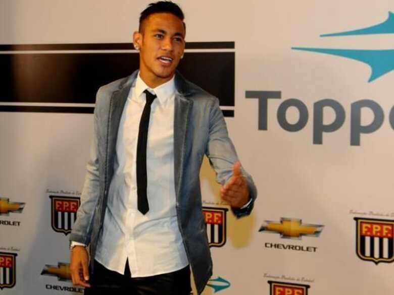 Neymar compareceu ao prêmio dos melhores do Paulista 2013.