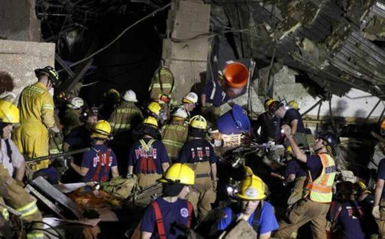 Durante a madrugada, soldados da Guarda Nacional de Oklahoma e equipes de resgate reviram os escombros da escola Plaza Tower em busca de sobreviventes.