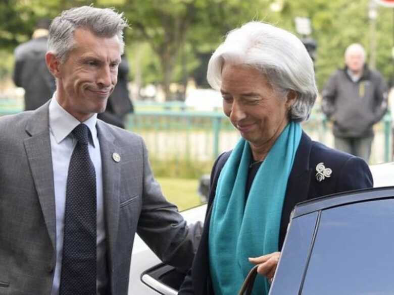 Christine Lagarde chega a fórum na França para depor sobre desvio de recurso.