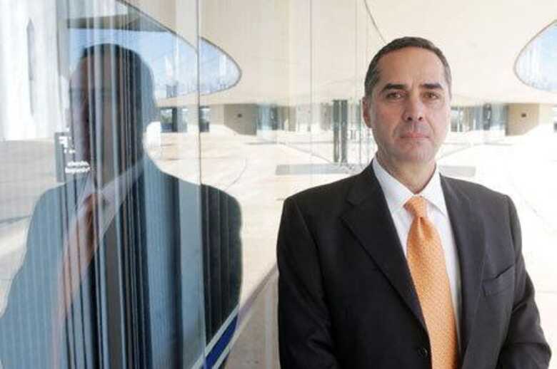 Barroso vai ocupar vaga de Ayres Britto no Supremo Tribunal Federal.