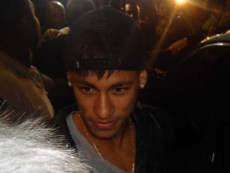 Neymar deixou a Vila Belmiro sem anunciar sua decisão.