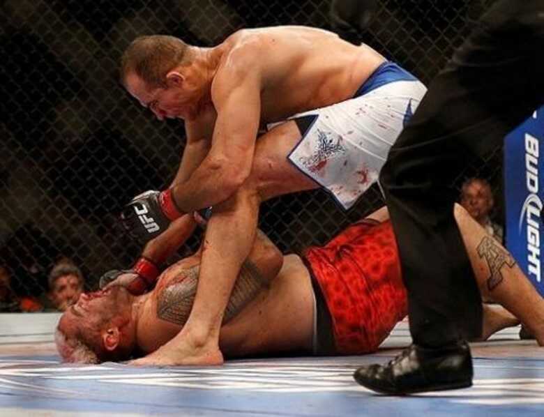 Junior Cigano acerta soco em Mike Hunt já caído para sacramentar a vitória no UFC 160, em Las Vegas.