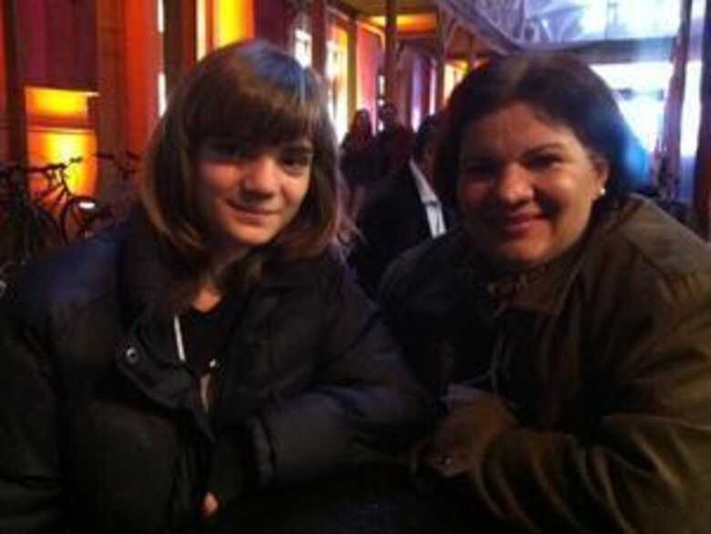 Isadora com a mãe, Mel Faber.