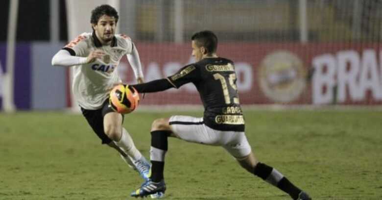 Alexandre Pato tenta jogada durante empate contra o Botafogo por 1 a 1, no Pacaembu, pelo Campeonato Brasileiro.