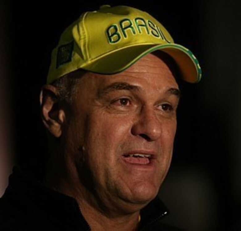 Oscar feliz po inclusão de seu nome no Hall da Fama do basquete norte-americano.