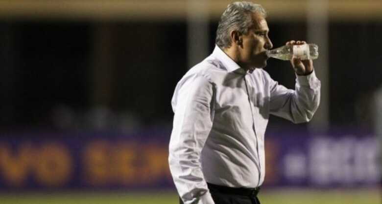 Tite se hidrata durante jogo entre Corinthians e Botafogo, pelo Brasileirão.