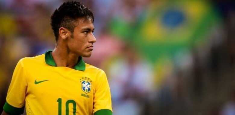 Sério, Neymar observa jogo da seleção contra a Inglaterra no Maracanã.