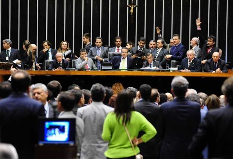 Deputados votam em sessão desta terça-feira (04) no plenário da Câmara.