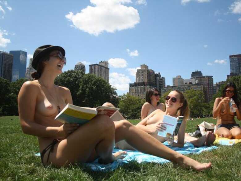 Em busca de igualdade entre os sexos, o grupo de leitura nova-iorquino Coed Topless Pulp Fiction propõe a suas integrantes que retirem suas blusas e leiam e debatam livros de topless em áreas públicas