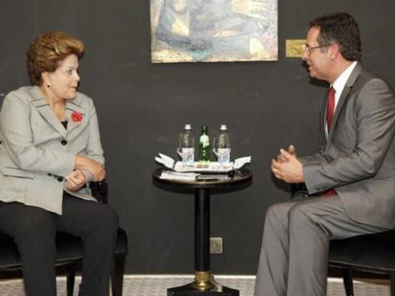 Dilma Rousseff conversa com o líder do Partido Socialista de Portugal, António José Seguro, em um hotel em Lisboa neste domingo. (Foto: EFE)