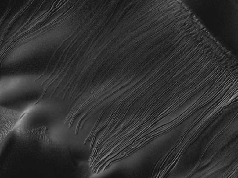 A presença de gelo seco explicaria a origem de fendas nas dunas marcianas, segundo novo estudo da Nasa. (Foto: Nasa/Divulgação)
