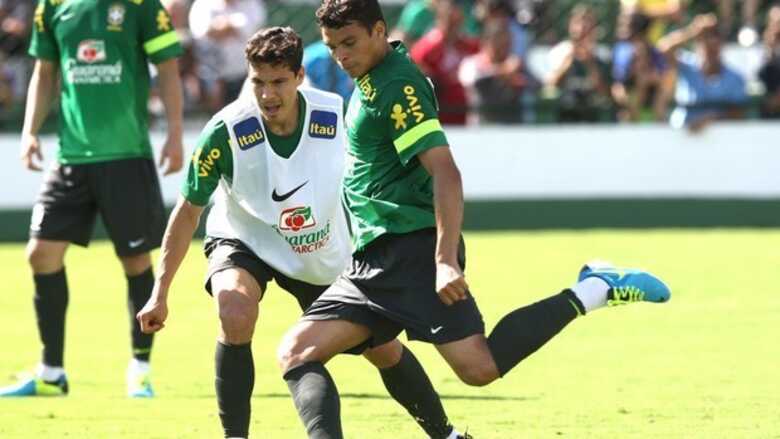 Thiago Silva tenta se livrar de Hernanes para chutar a gol (Foto: Bruno Domingos/Mowa Press)