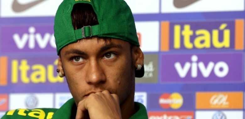 Neymar sério em entrevista: deixando as molecagens verbais de lado. (Foto: Jefferson Bernardes/VIPCOMM)