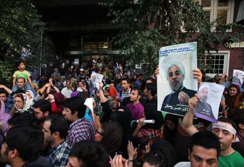 Partidários de Hassan Rowhani celebram sua vitória neste sábado (15) em Teerã. (Foto: AFP)